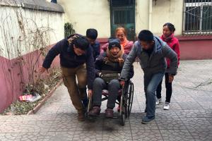 公司团委举行“关爱老人，从头开始”志愿者服务