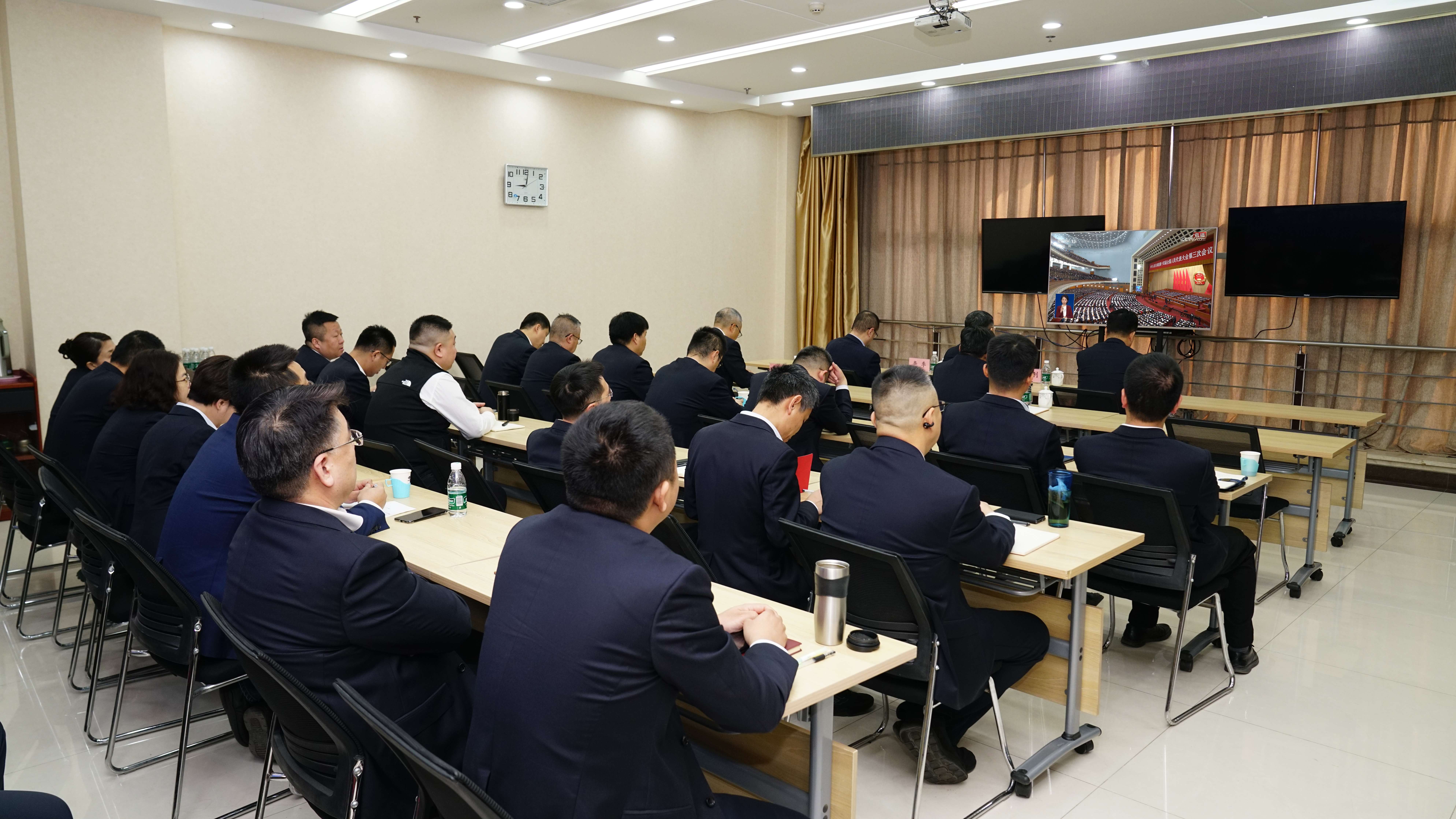 公司党委组织集中收看全国“两会”
