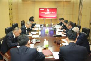 公司党委理论学习中心组专题学习全国两会精神