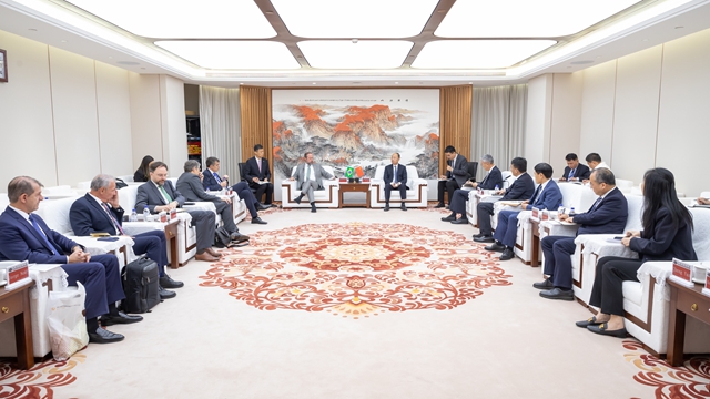 莫鼎革与巴西矿产与能源部部长亚历山大·西尔韦拉举行会谈