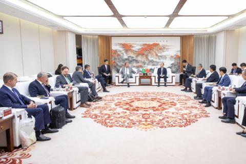 莫鼎革与巴西矿产与能源部部长亚历山大·西尔韦拉举行会谈