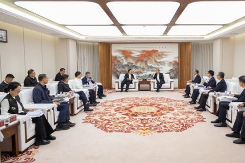 莫鼎革与北京市东城区委书记孙新军举行会谈
