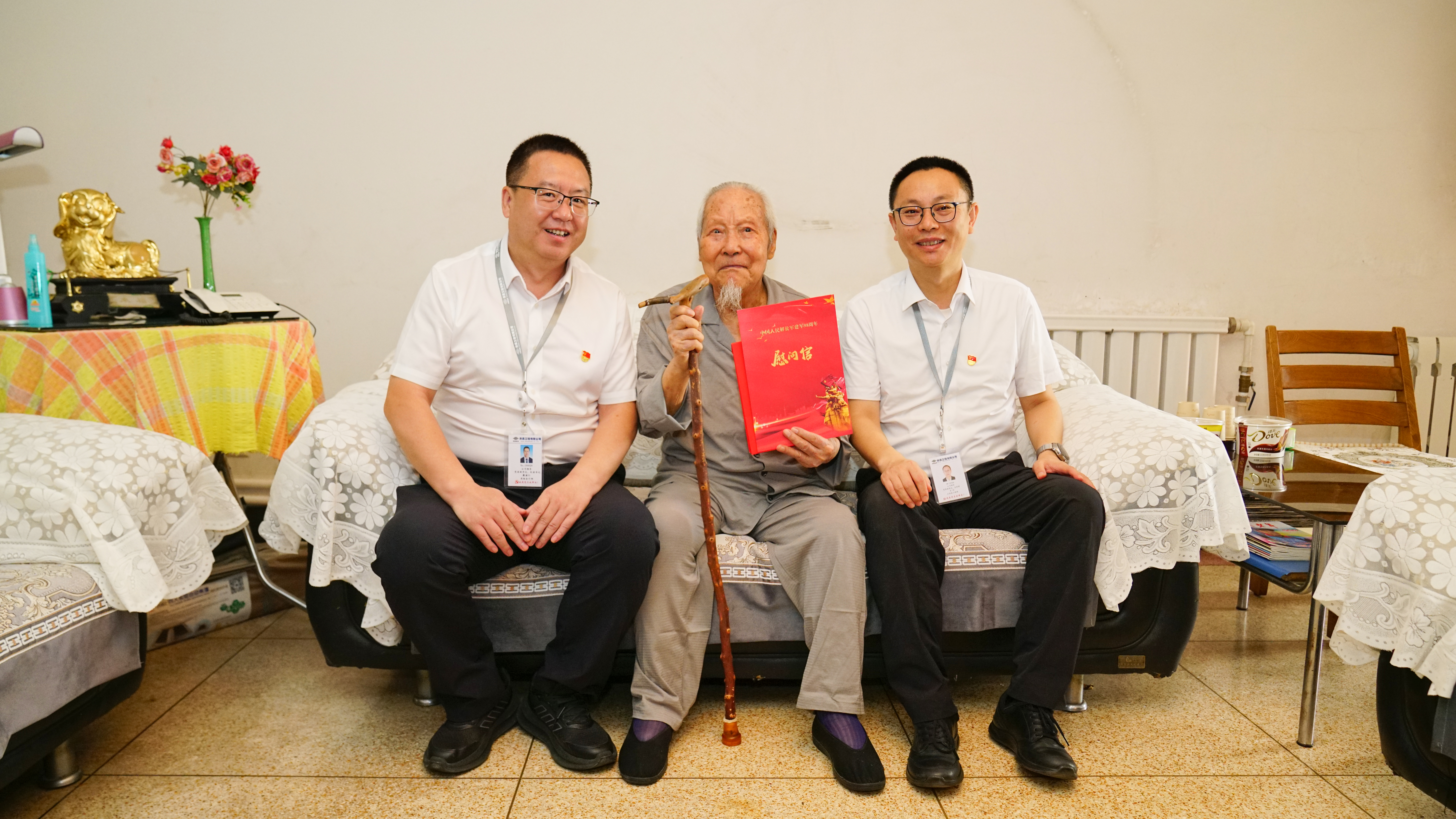 吉利走访慰问公司抗战离休干部赵理贵