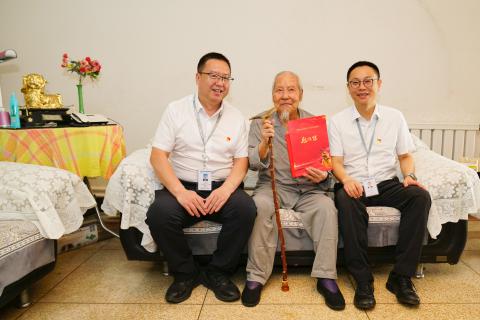 吉利走访慰问公司抗战离休干部赵理贵