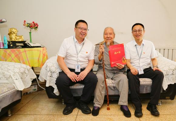吉利走访慰问公司抗战离休干部赵理贵