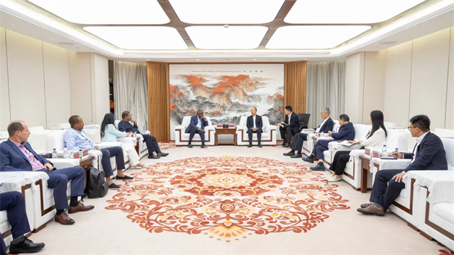 莫鼎革与丹格特集团总裁阿里科·丹格特举行会谈