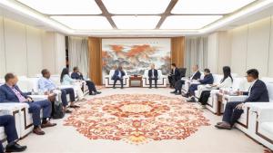 莫鼎革与丹格特集团总裁阿里科·丹格特举行会谈