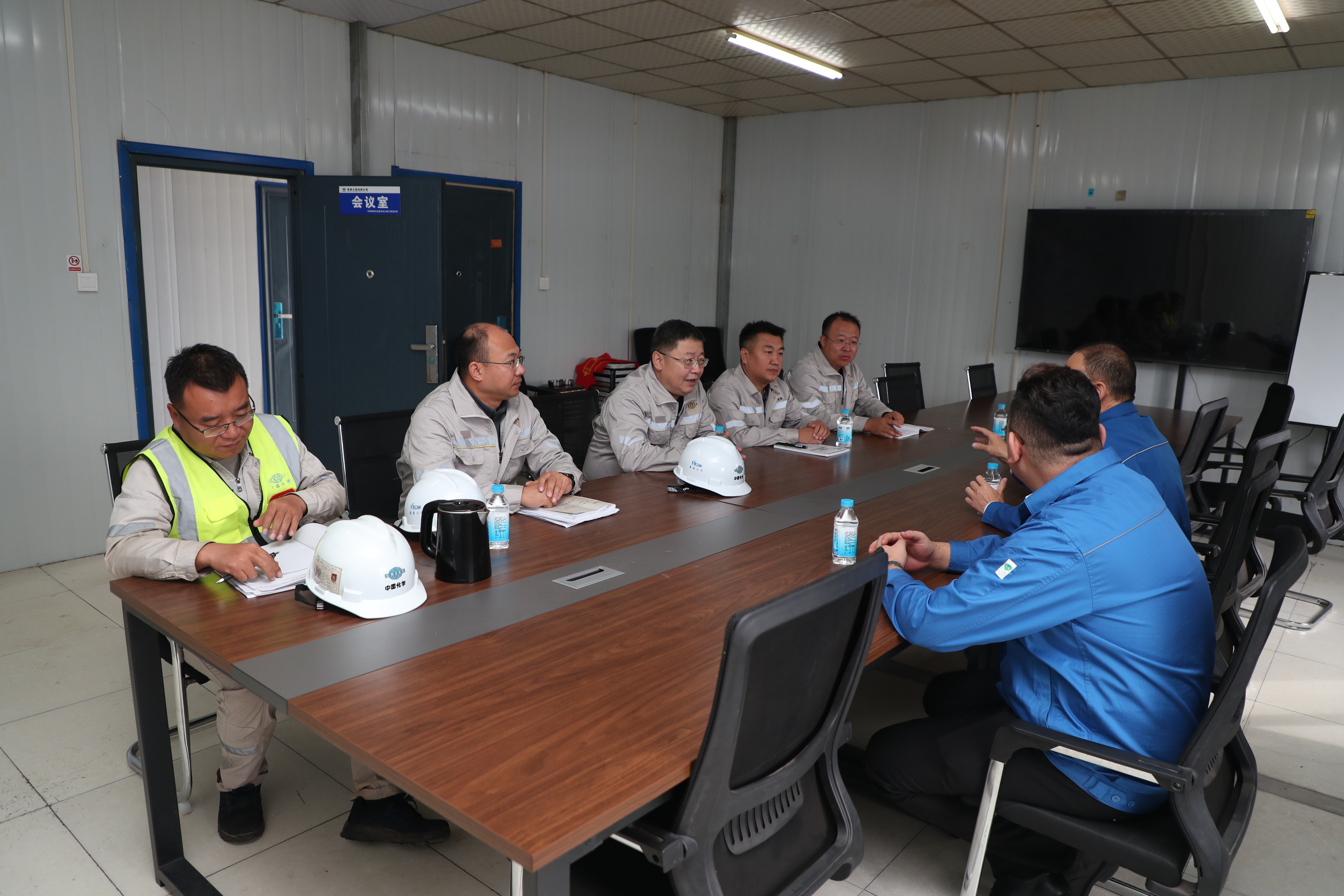 周恩利赴中煤鄂能化液态阳光项目开展国庆安全检查并慰问员工