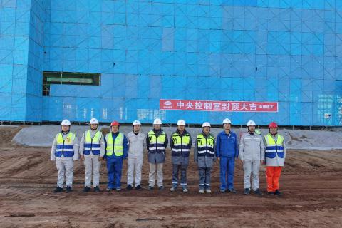 公司承建中煤鄂能化液态阳光项目中央控制室喜封金顶