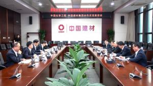 莫鼎革与中国建材集团党委书记、董事长周育先举行会谈