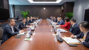 莫鼎革与中信集团党委书记、董事长奚国华举行会谈