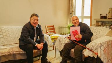 公司党委春节前夕走访慰问公司离退休老干部