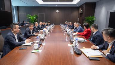 莫鼎革与中信集团党委书记、董事长奚国华举行会谈
