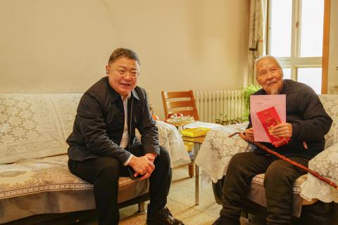 公司党委春节前夕走访慰问公司离退休老干部