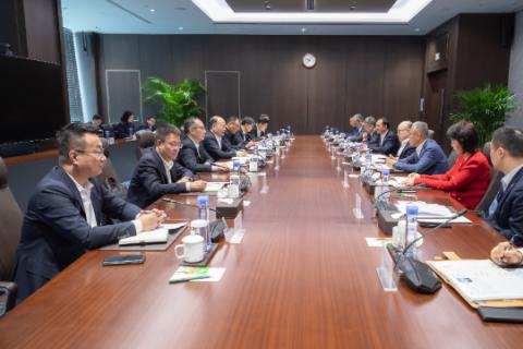 莫鼎革与中信集团党委书记、董事长奚国华举行会谈