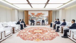 莫鼎革与新疆新业集团党委书记、董事长万征举行会谈