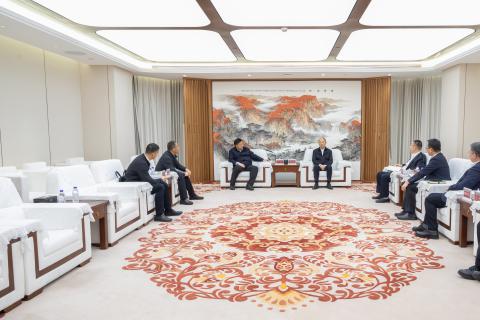 莫鼎革与新疆新业集团党委书记、董事长万征举行会谈