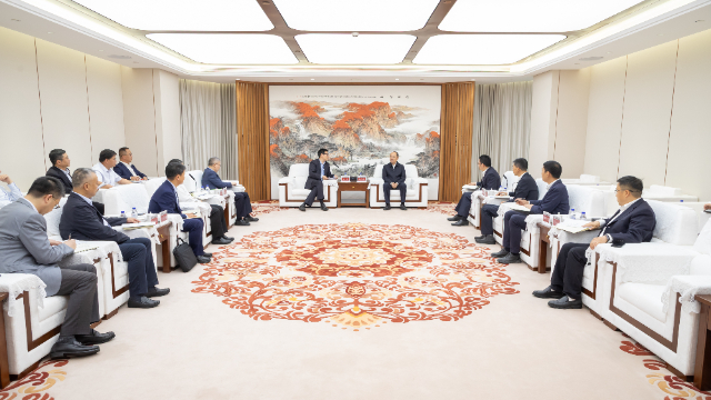 莫鼎革与上海电气集团党委书记、董事长吴磊举行会谈