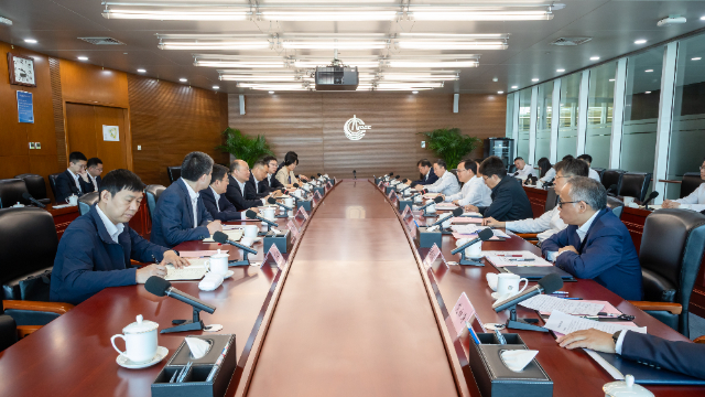 莫鼎革与中国海油集团党组书记、董事长张传江举行会谈
