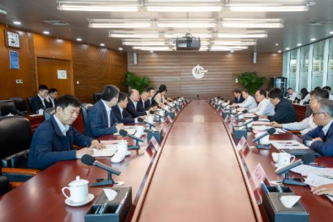 莫鼎革与中国海油集团党组书记、董事长张传江举行会谈