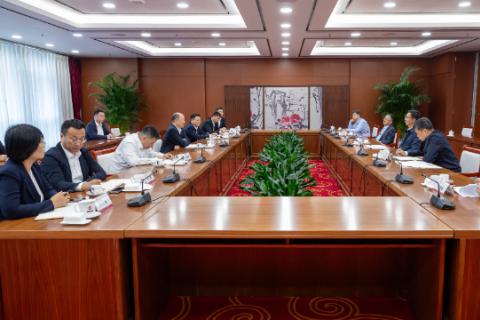莫鼎革与国家管网集团董事长、党组书记张伟举行会谈
