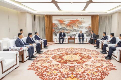 莫鼎革与哈萨克斯坦国家天然气股份公司主席阿里别克·扎马乌夫举行会谈